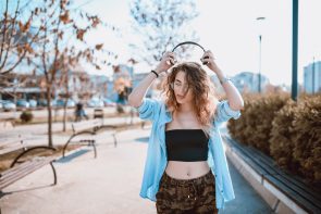 iStock 1074269678 295x197 - Jovem com corte de cabelo feminino