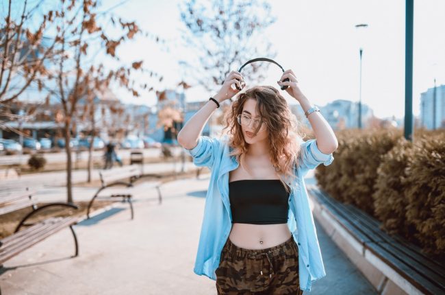 Jovem com corte de cabelo feminino