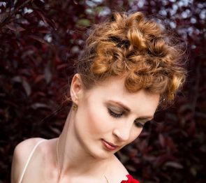 iStock 182505870 e1543956611216 295x262 - Jovem com penteado para cabelo curto