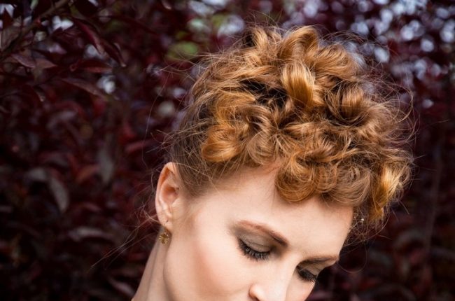 Jovem com penteado para cabelo curto