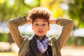 iStock 452404839 295x197 - Jovem com penteado para cabelo curto