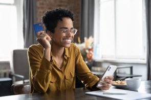 inspiracao cabelo curto 5 295x197 - African,Woman,Sit,At,Desk,Hold,Credit,Card,Use,Smartphone