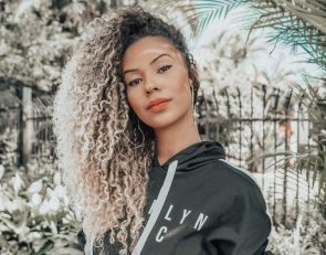 joao silas 745249 unsplash 295x231 - Jovem com corte de cabelo feminino