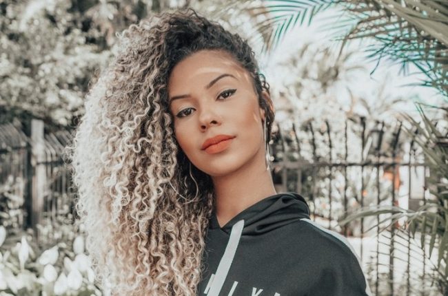 Jovem com corte de cabelo feminino