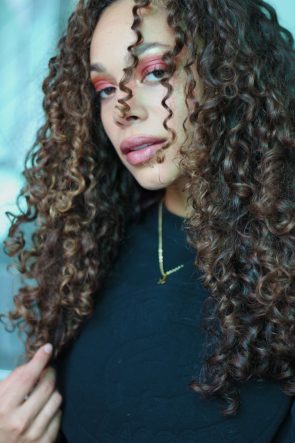 madi green 1126467 unsplash 295x443 - Jovem com corte de cabelo feminino