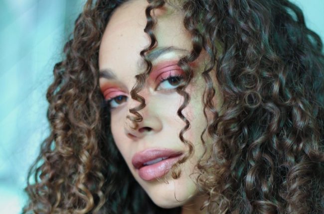 Jovem com corte de cabelo feminino