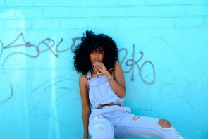 mike von 1080108 unsplash 295x197 - Jovem com corte de cabelo feminino