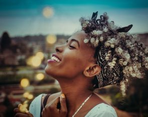 nick owuor astro nic 1024513 unsplash 295x234 - Jovem com penteado para cabelo curto
