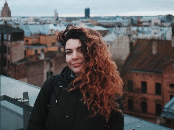 Jovem com corte de cabelo feminino