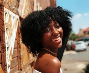 samantha qeja 551215 unsplash 295x240 - Jovem com corte de cabelo feminino