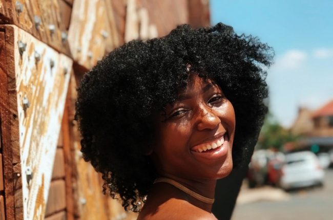 Jovem com corte de cabelo feminino