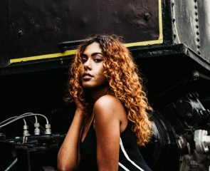 shalom mwenesi 680903 unsplash 295x240 - Jovem com corte de cabelo feminino