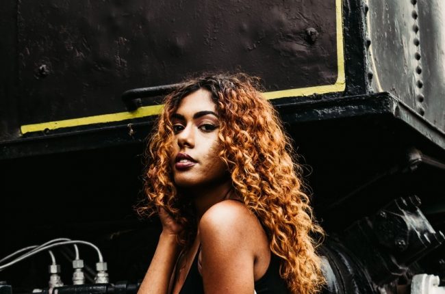 Jovem com corte de cabelo feminino