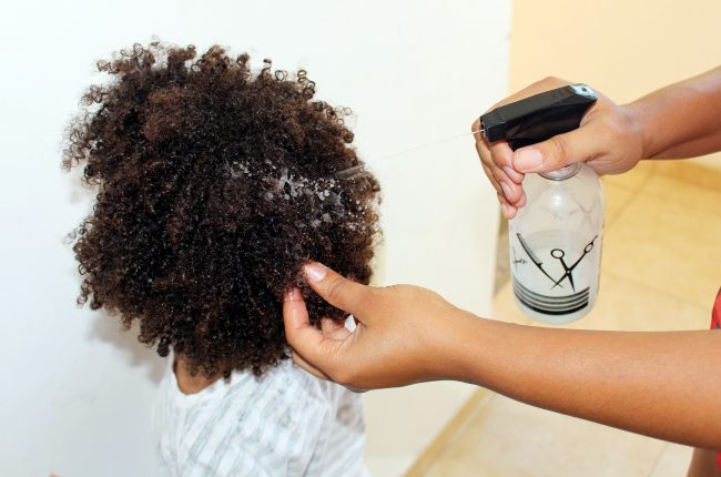 sobre como revitalizar os cachos de crianças – se preparando para a aula.