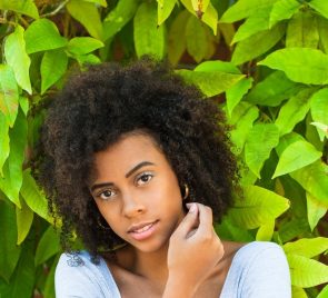 mike fox 535885 unsplash 1 295x268 - jovem com cabelos cacheados curto repicado