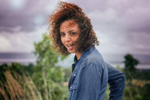 priscilla whendy 581260 unsplash 295x197 - jovem com cabelos cacheados curto repicado