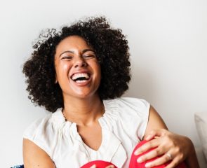 rawpixel 771311 unsplash 295x240 - jovem com cabelos cacheados curto repicado