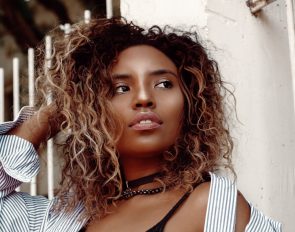 adult beautiful beauty 867526 295x232 - mulher jovem com cabelos cacheados com mechas