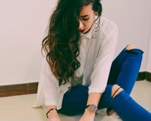 cabelo misto 295x236 - Cabelo misto: dicas para raiz oleosa e pontas secas