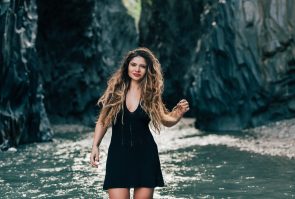 californiana 1 295x199 - mulher jovem com cabelos cacheados com mechas