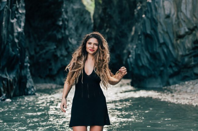 mulher jovem com cabelos cacheados com mechas