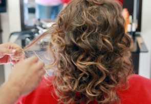iStock 480265939 295x204 - morena iluminada com cabelo m&eacute;dio