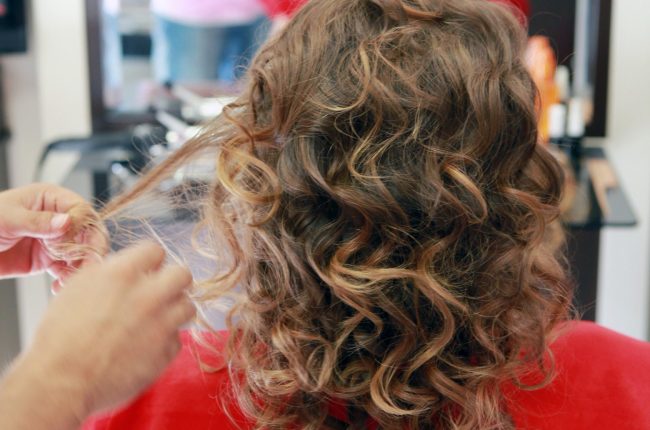 morena iluminada com cabelo médio
