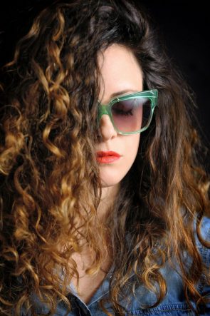 iStock 494245626 1 295x443 - morena iluminada com cabelo longo