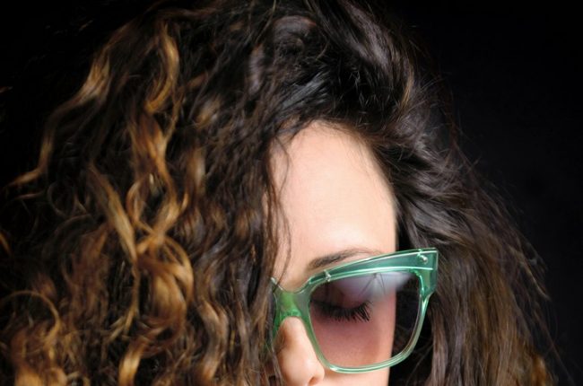 morena iluminada com cabelo longo