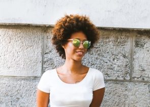 iStock 583726338 295x210 - morena iluminada com cabelo curto