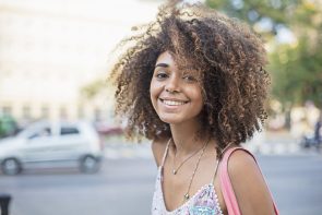 iStock 683274272 295x197 - morena iluminada com cabelo m&eacute;dio