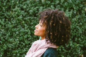 iStock 852015914 295x197 - morena iluminada com cabelo curto