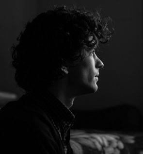 adolescence adolescent adult 60778 295x317 - tipos-de-cabelo-masculino