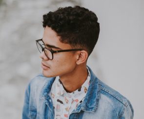 eduardo dutra 597936 unsplash 1 e1550680877715 295x244 - tipos-de-cabelo-masculino