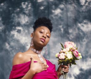 adult blogger bouquet 965920 295x256 - Jovem negra com penteado para formatura