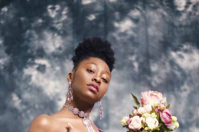 Jovem negra com penteado para formatura