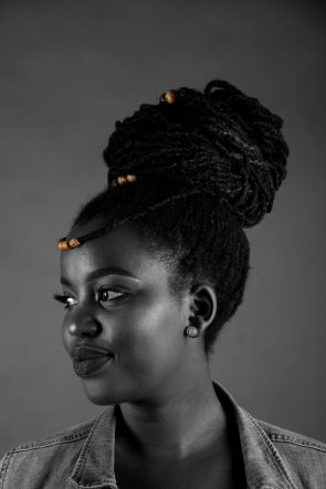 craven bing jr 639662 unsplash 295x443 - Jovem negra com penteado para formatura
