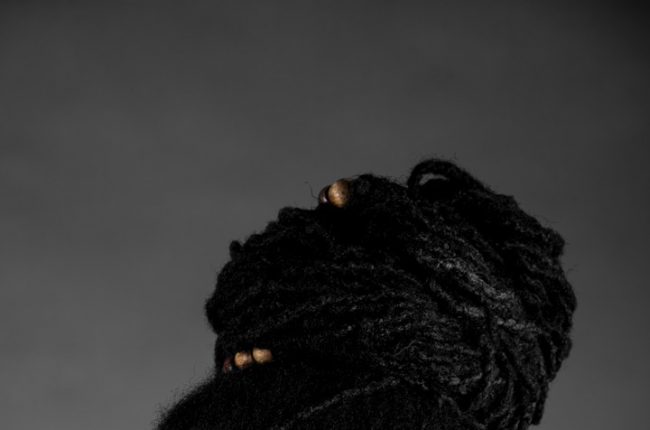 Jovem negra com penteado para formatura
