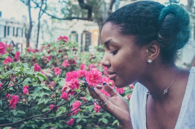Jovem negra com penteado para formatura