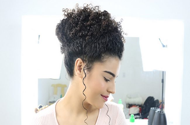 jovem com cabelos cacheados com penteado para formatura