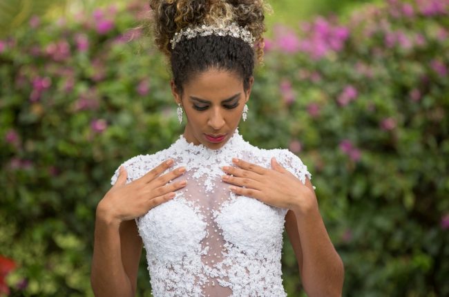 Jovem negra com penteado para formatura