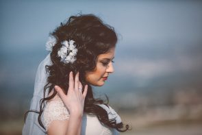 iStock 517663934 295x197 - jovem com cabelos cacheados com penteado para formatura