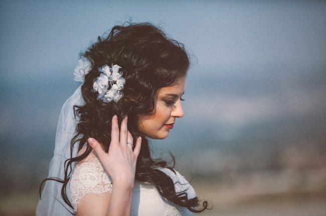 jovem com cabelos cacheados com penteado para formatura