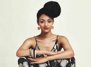 iStock 519616616 295x216 - Jovem negra com penteado para formatura