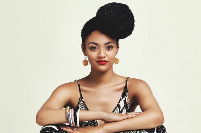 Jovem negra com penteado para formatura