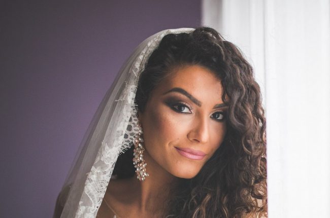 jovem com cabelos cacheados com penteado para formatura