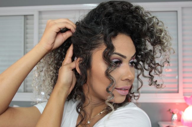 Youtuber Suzanne Camila fazendo penteado para formatura