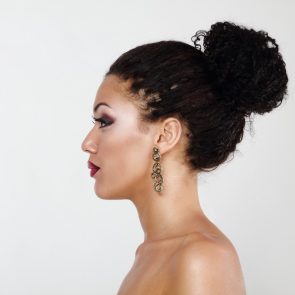 shutterstock 156073502 295x295 - jovem com cabelos cacheados com penteado para formatura