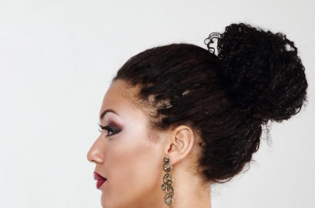 jovem com cabelos cacheados com penteado para formatura