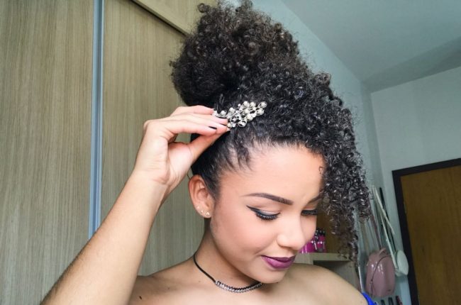 Penteado para madrinhas de casamento para cacheadas e crespas: passo a passo fácil!